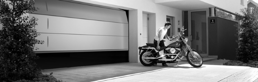 Motorrad vor öffnendem Garagentor