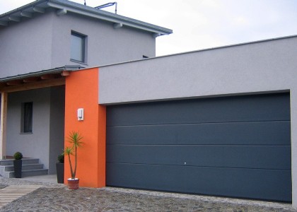 blaues Lindpointner Deckensektionaltor