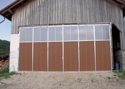 Wölfleder Falttor in alter Scheune