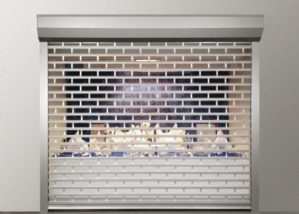 Rolltor vor Schaufenster